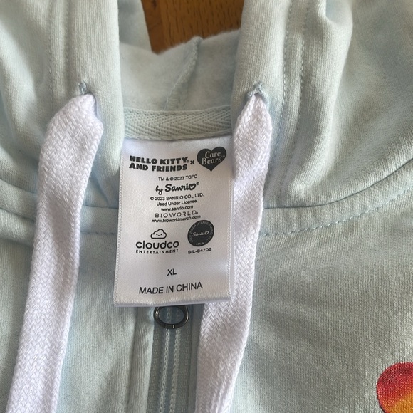 Hello kitty and friends sweater - Picture 2 of 4